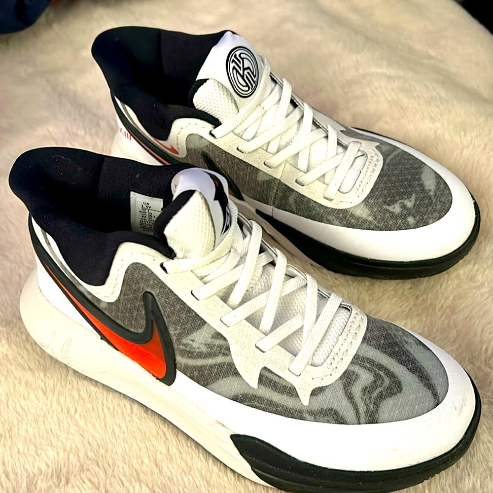 NIKE KYRIE 8’s KIDS SIZE 1.5Y